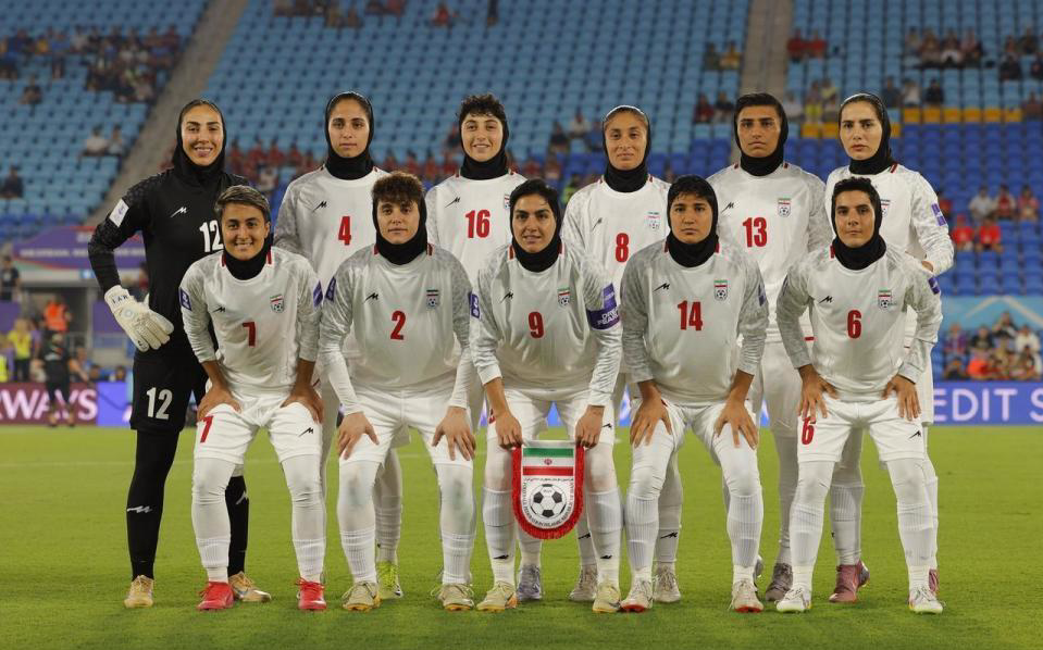 争议?祖国遭空袭后,伊朗女足亚洲杯集体拒唱国歌!主帅面带微笑